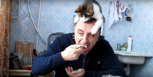 фотография: Ради лакомого кусочка мяса этот котик способен на многое))) фото: Ради лакомого кусочка мяса этот котик способен на многое)))